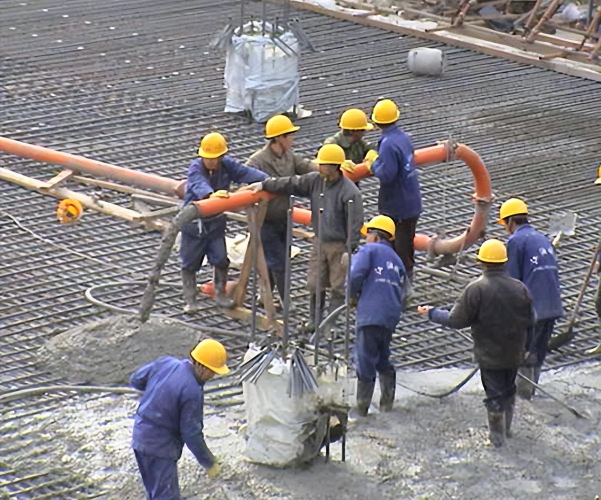 傳統(tǒng)布料機(jī)澆筑jpg 傳統(tǒng)布料機(jī)澆筑jpg