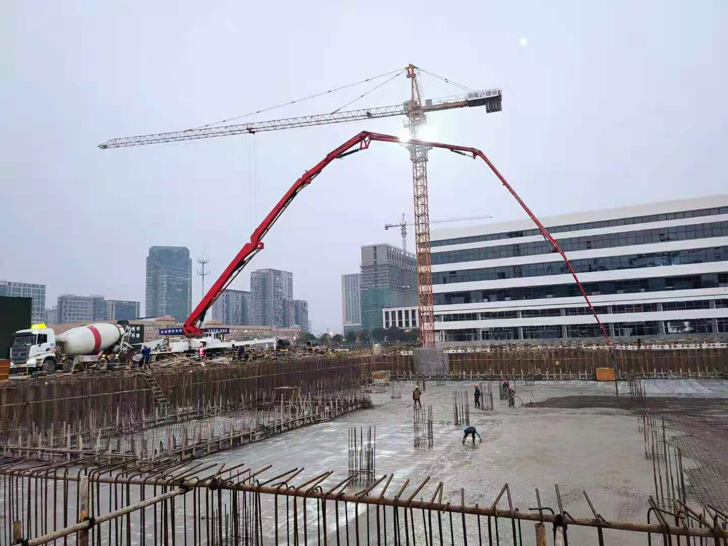 混凝土泵車.jpg 混凝土泵車.jpg